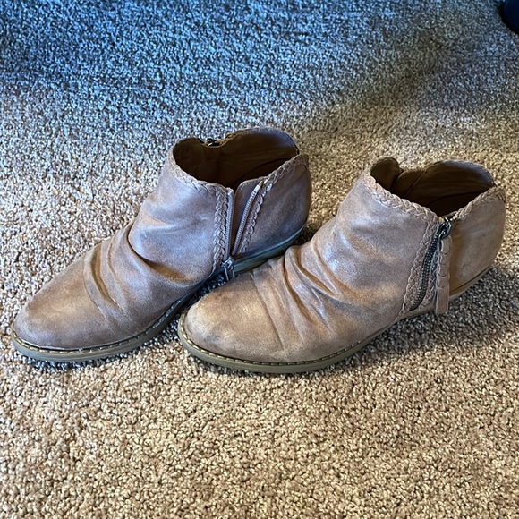 Pullovers and boots - Picture 4 of 6